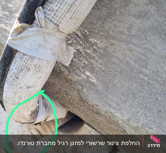 צינור מיזוג אוויר עם בידוד על קיר בטון
